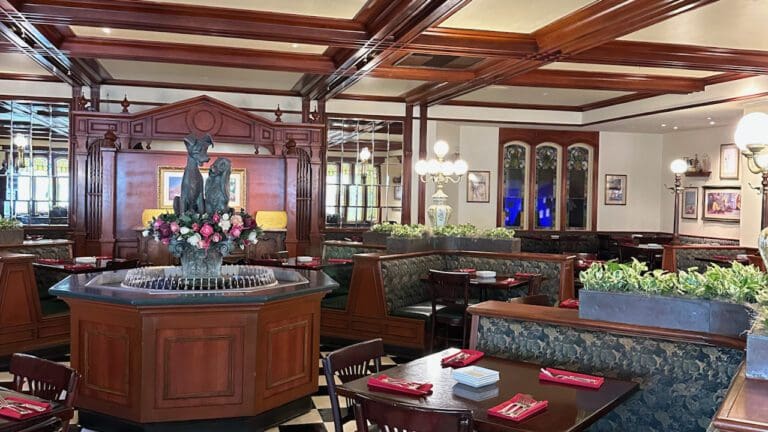 Disney Dress Code: Everything You Need to Know About Dining at Disney World