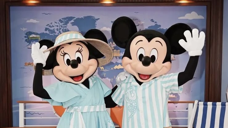 Mickey and Minnie Debut New Travel Outfits