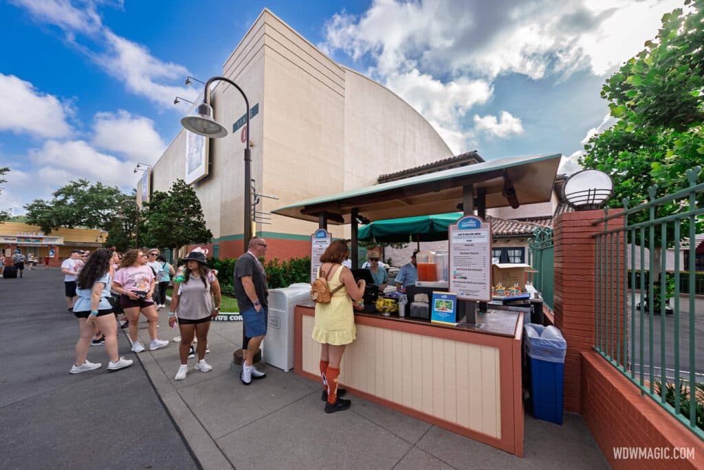 New Snack Kiosk With Chip 'n' Dale Sipper